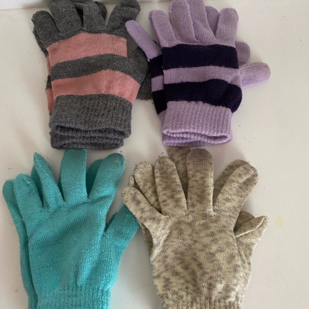 Pair of 4 gloves